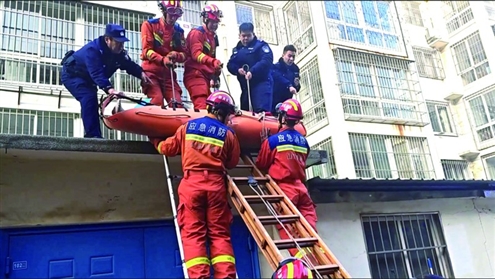 艾山消防救援站赶赴现场展开救援(山东消防供图)
